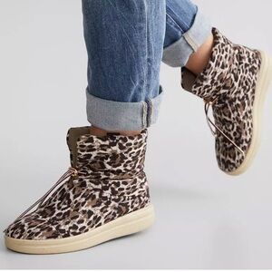 Hey Dude leopard boots, size 10